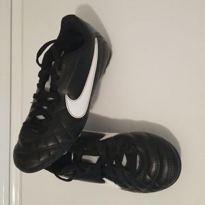 Nike Soccer Cleats Pre Owned Very Good Condition Size 13 Child's